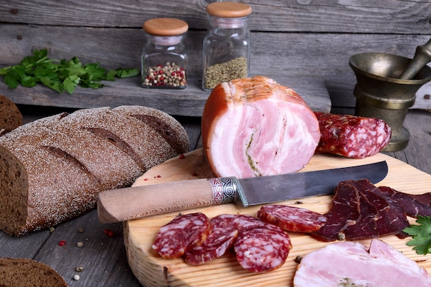 Carnes frias fatiadas em uma tábua de corte