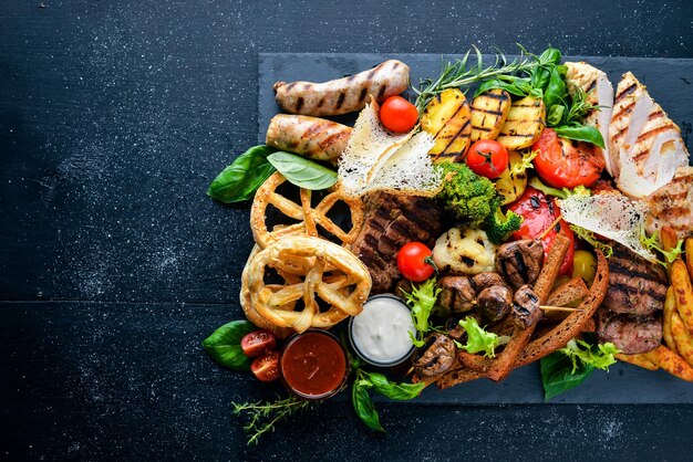 Carnes variadas e aperitivos frios estilo ucraniano Em um fundo de madeira Revisão superior Espaço livre