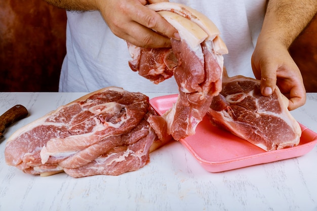 Carnicero cocinando carne de cerdo en la cocina