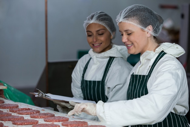 Carniceros femeninos que mantienen registros en el portapapeles