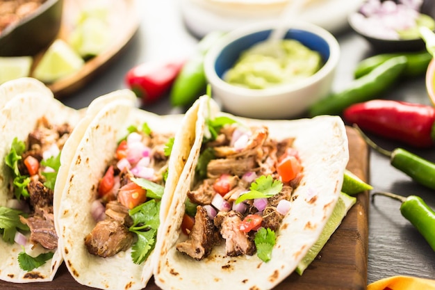 Carnitas de porco desfiado com pico de gallo numa tortilha de farinha.