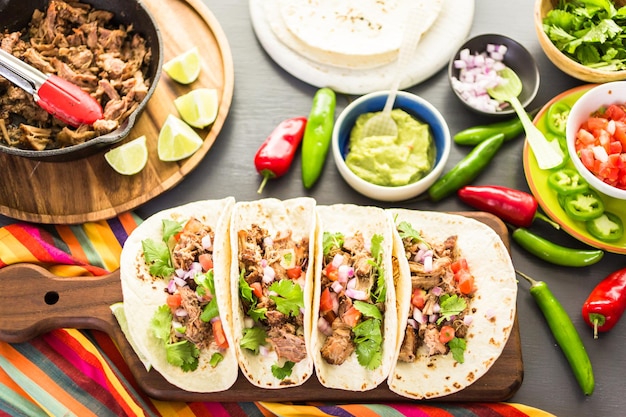 Carnitas de porco desfiado com pico de gallo numa tortilha de farinha.