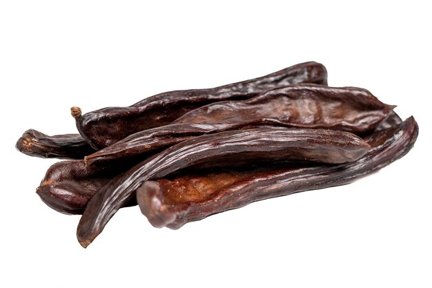 Carob aislado en un fondo blanco comida saludable de cerca