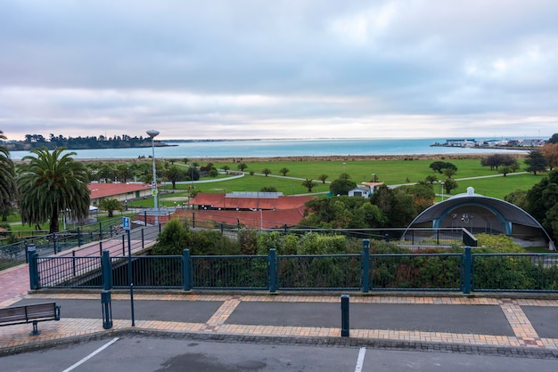 Caroline Bay de Timaru vista da SH1 olhando para o norte, mostrando o parque, a concha de som e a baía. À direita o porto