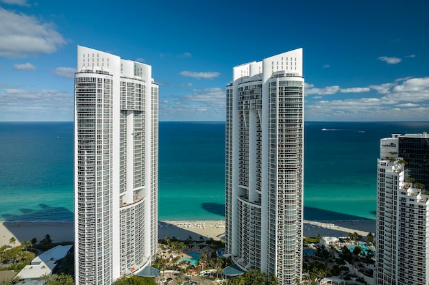 Caros hoteles y condominios de gran altura en la costa del océano Atlántico en la ciudad de Sunny Isles Beach Infraestructura turística estadounidense en el sur de Florida