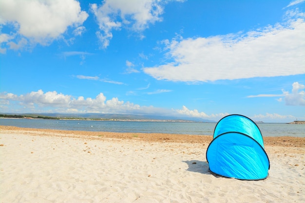 Carpa azul junto al mar en Alghero Cerdeña