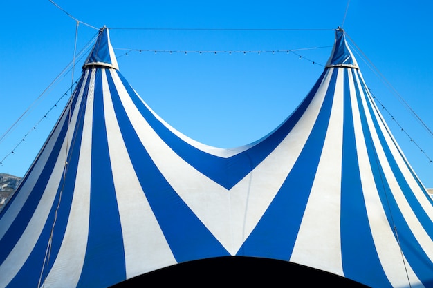 Carpa de circo despojado azul y blanco.