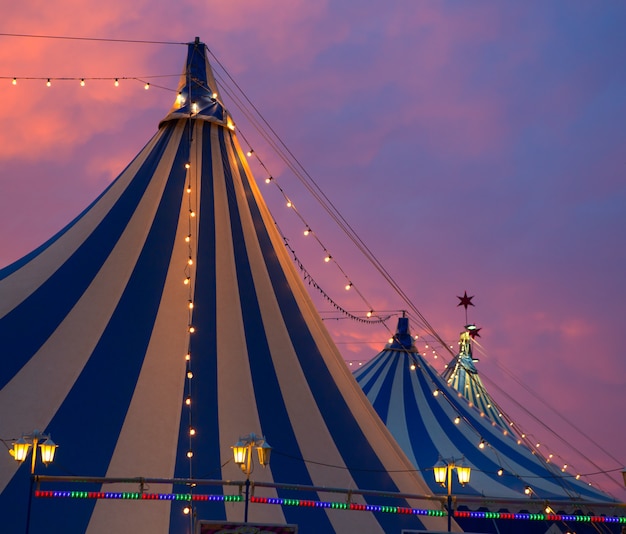 Carpa de circo en un espectacular cielo al atardecer colorido