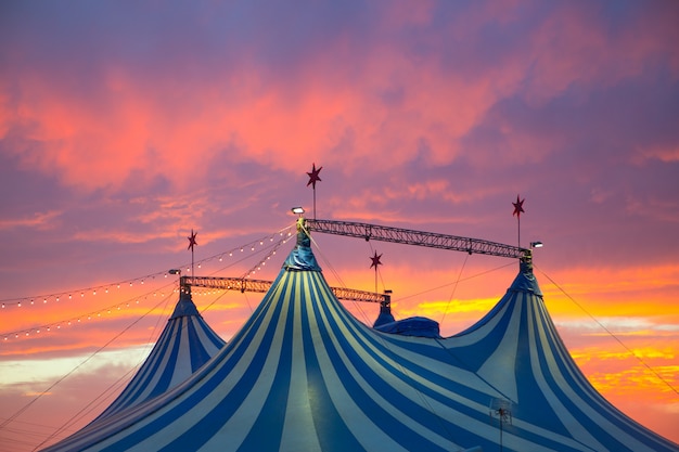 Foto carpa de circo en un espectacular cielo al atardecer colorido