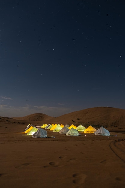 Foto carpa bajo las estrellas