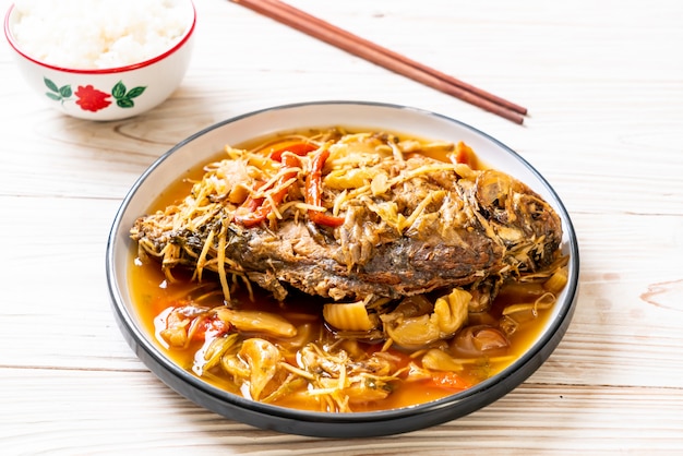 Carpa hervida con lechuga en escabeche