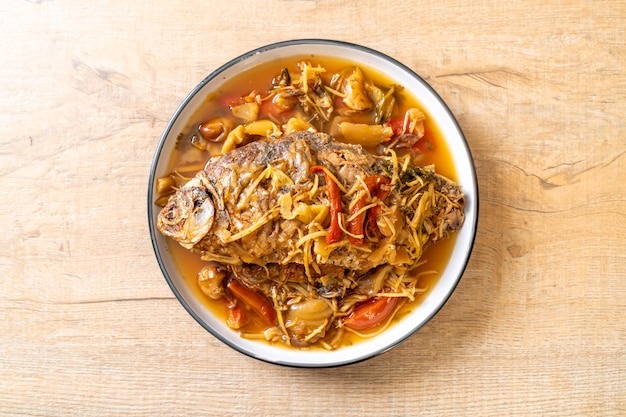 Carpa hervida con lechuga en escabeche