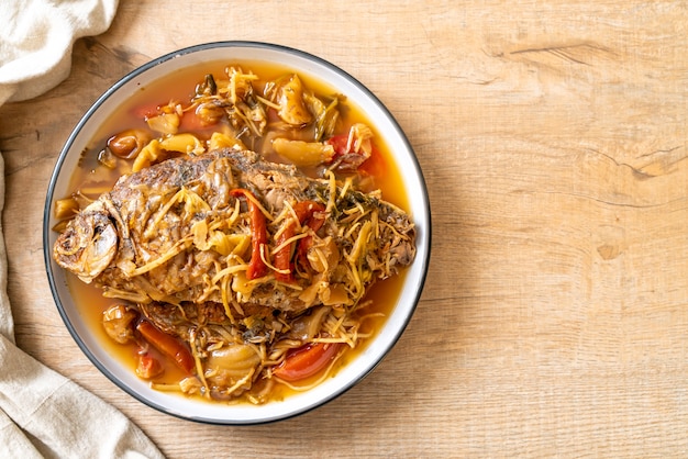 Carpa hervida con lechuga en escabeche