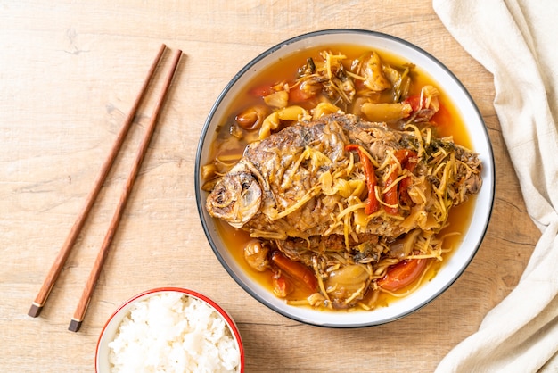 Carpa hervida con lechuga en escabeche