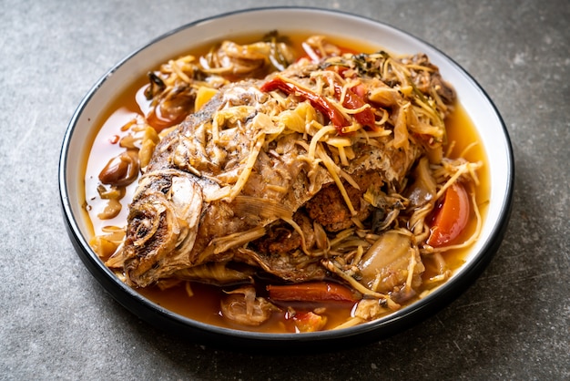 Carpa hervida con lechuga en escabeche