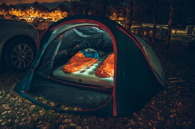 Foto carpa iluminada en camping