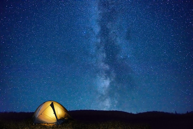 Carpa iluminada en las montañas