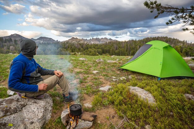 Foto carpa en las montañas