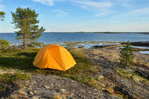 Una carpa a la orilla del mar