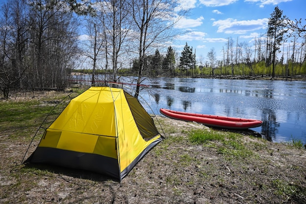 Una carpa en la orilla del río.