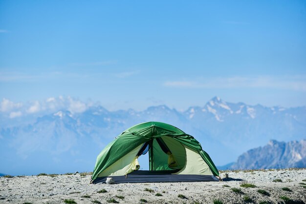 Carpa paisaje de montaña en el fondo