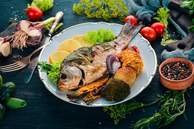 Carpa de pescado al horno Sobre un fondo de madera Vista superior Espacio de copia