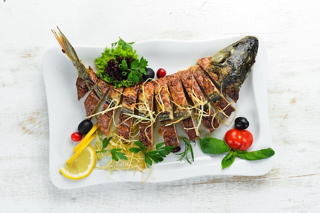 Carpa de pescado rellena al horno con verduras Platos de restaurante Vista superior Espacio libre para su texto