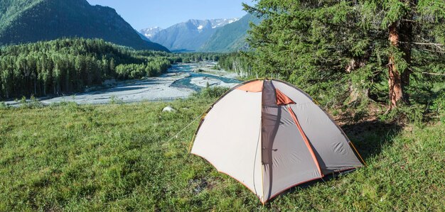 Carpa en las pintorescas montañas junto al río.