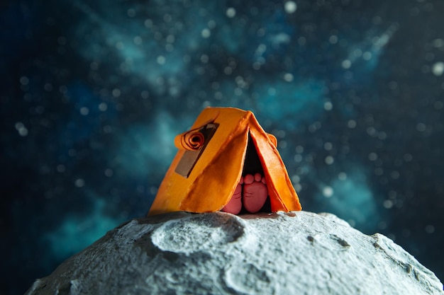 Carpa de plastilina sobre el fondo estrellado de la Luna