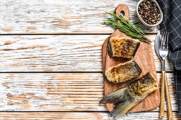 Carpa plateada de pescado de río a la parrilla sobre una tabla para cortar