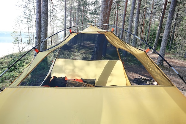 carpa turística dentro del bosque de verano / vacaciones de verano en el bosque, carpa vista interior, camping