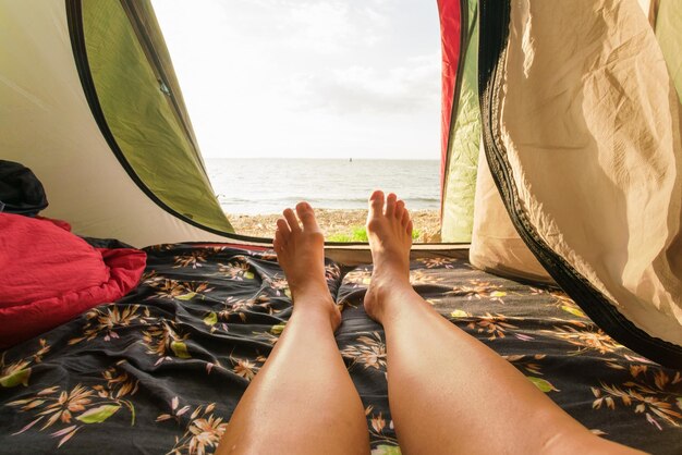 Foto carpa turística interior con pies de mujer