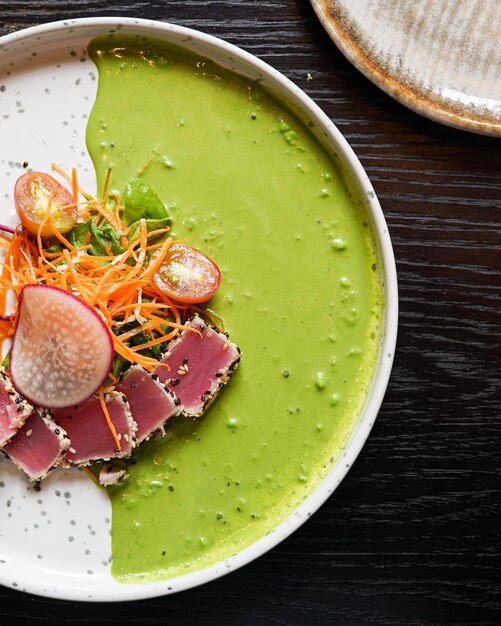 Carpaccio de atún con salsa verde en la mesa