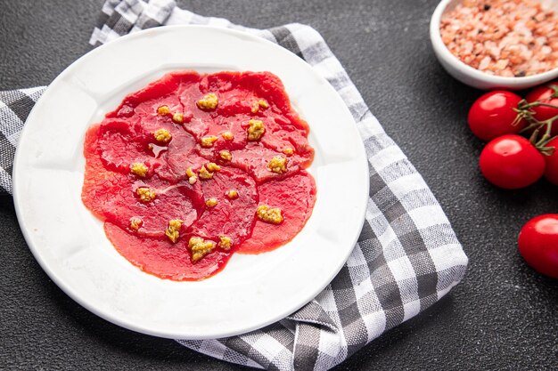 carpaccio carne crua tempero aperitivo azeitonas, fatias finas de carne fresca refeição saudável lanche