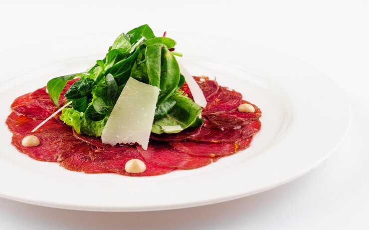 Carpaccio de carne con queso parmesano de cerca