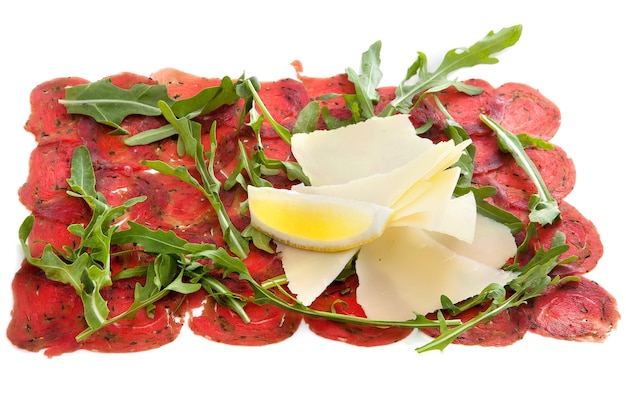 Carpaccio com parmesão e rúcula