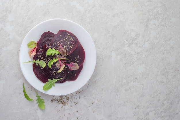 Carpaccio de beterraba, um conceito de comida saudável. Uma bela salada. Copie o espaço.