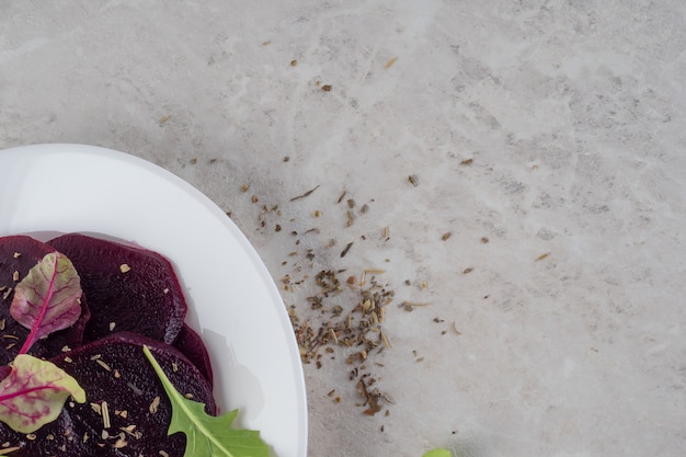 Carpaccio de beterraba, um conceito de comida saudável. Uma bela salada. Copie o espaço.