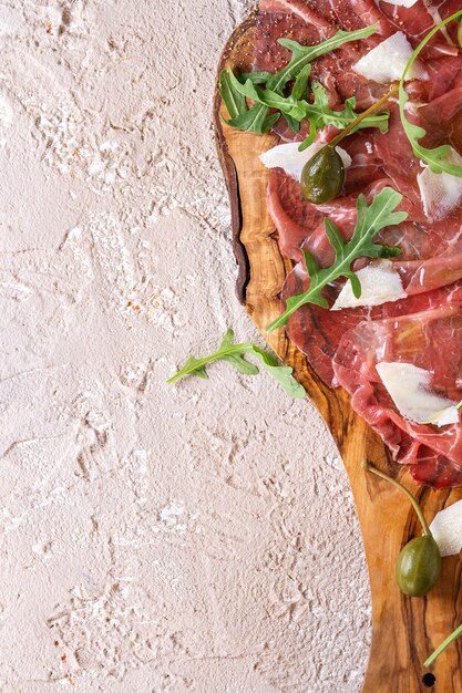 Carpaccio de carne com alcaparras