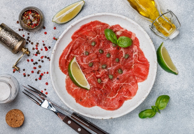 Carpaccio de carne com limão