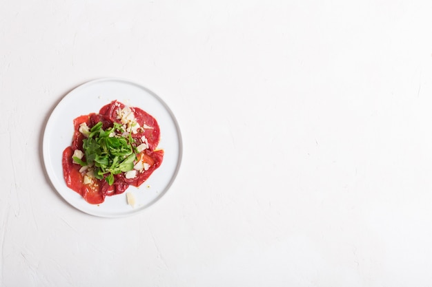 Carpaccio de carne com rúcula e molho. Vista do topo