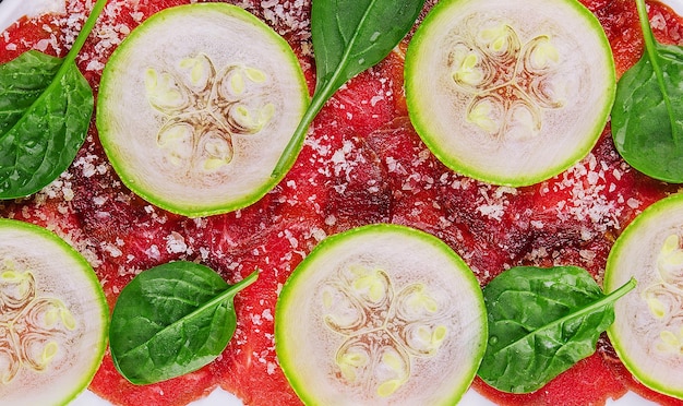 Foto carpaccio de carne italiana com abobrinha fatiada