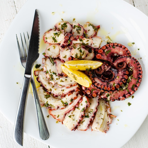 Carpaccio de polvo delicioso com molho na chapa branca. Delicadeza de frutos do mar. A sobrecarga,