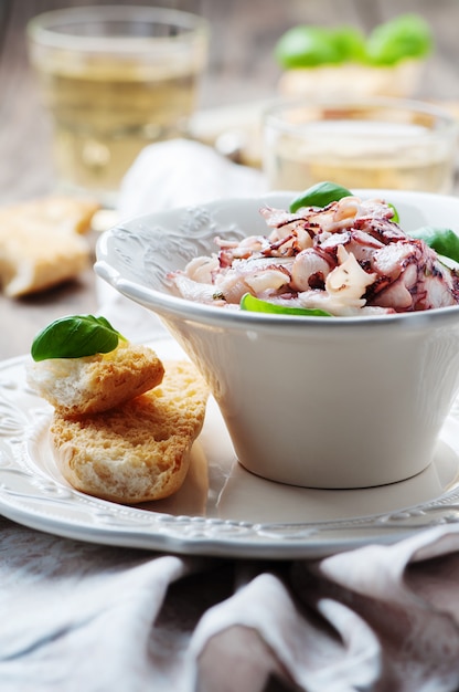 Carpaccio de polvo na mesa