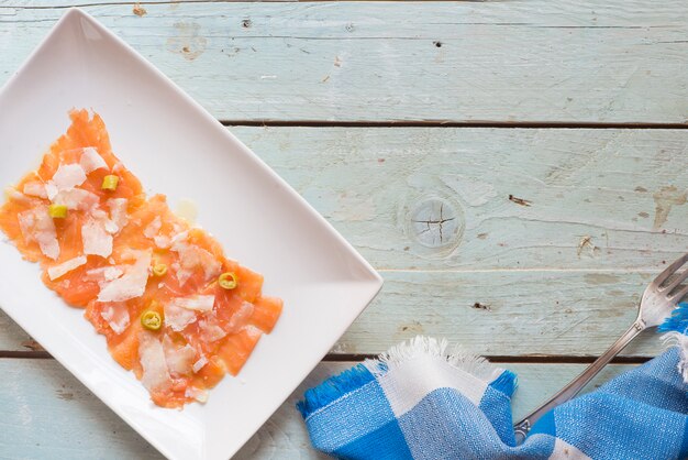 Carpaccio de salmão com parmesão