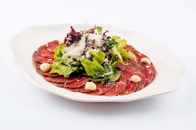 Carpaccio de vitela com queijo parmesão na chapa branca