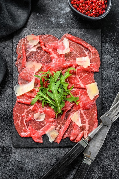 Carpaccio italiano con rúcula y parmesano