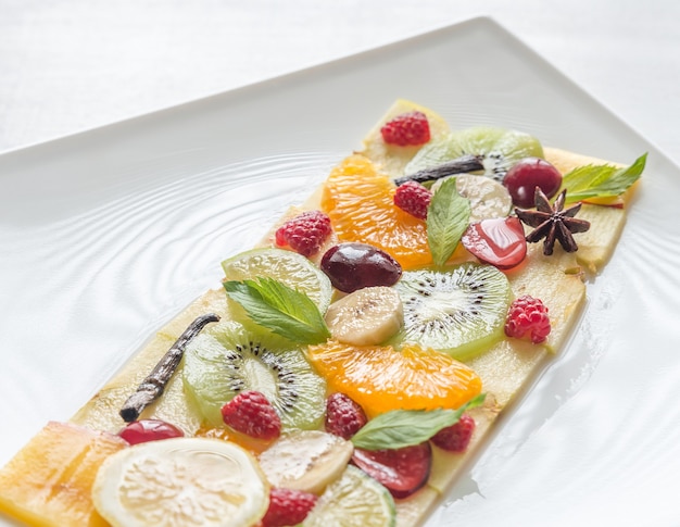 Carpaccio mit Obst und Beeren