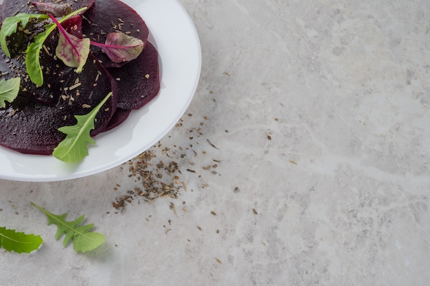 Carpaccio de remolacha, un concepto de comida saludable. Una hermosa ensalada Copie el espacio.