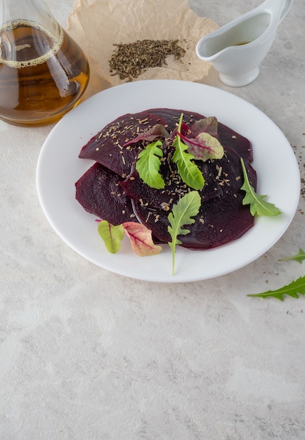 Carpaccio de remolacha, un concepto de comida saludable. Una hermosa ensalada Copie el espacio.